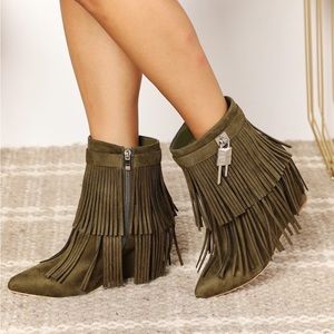 NEW WILD DIVA Cowgirl Fringe Covered Wedge Heel Ankle Booties in Olive Green